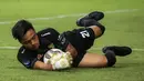 Ernando Ari merupakan kiper masa depan Indonesia. Kiper 20 tahun tersebut telah mencatatkan delapan kali clean sheet dalam 18 kali penampilannya di bawah mistar gawang Persebaya Surabaya. Ia dinilai layak untuk mengisi posisi kiper Timnas Indonesia U-23. (Bola.com/Bagaskara Lazuardi)