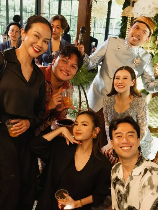 Yura Yunita juga hadir mengenakan pakaian serba hitam. Ia memilih tampil dengan atasan kemeja crop lengan panjang, ia pun tampil dengan makeup flawless glam dengan lipstik merah jadi on point.  @mahaliniraharja