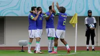 Selebrasi para pemain Timnas Brasil U-17 setelah Estevao (kedua kiri) mencetak gol pertama ke gawang Ekuador U-17 dalam pertandingan babak 16 Besar Piala Dunia U-17 di Stadion Manahan, Solo, Senin (20/11/2023). (Bola.com/Arief Bagus)