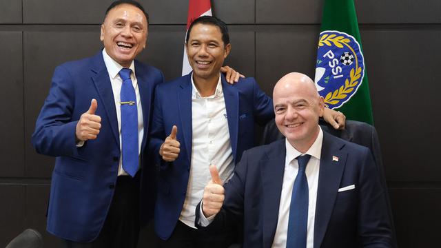 Presiden FIFA dan Ketum PSSI Main Sepakbola Baren