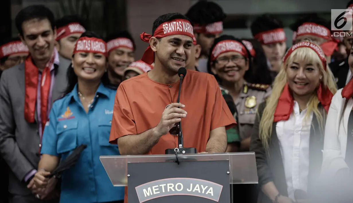 Artis sekaligus presenter Ramzi memberi keterangan dalam acara penandatanganan perjanjian pemberantasan dan penyalahgunaan narkoba di lingkungan artis di Mapolres Metro Jakarta Selatan, Kamis (22/2). (Liputan6.com/Faizal Fanani)