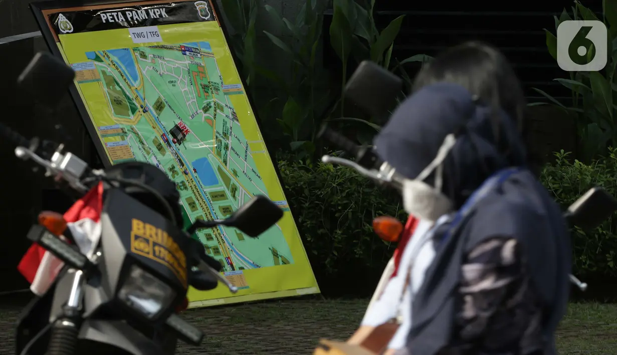 Warga melintas di dekat peta pengamanan sekitar Gedung Merah Putih KPK, Jakarta, Jumat (28/5/2021). Pengamanan gedung Merah Putih KPK dan sekitarnya diperketat menyusul informasi adanya aksi unjuk rasa. (Liputan6.com/Helmi Fithriansyah)