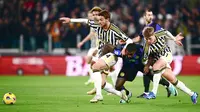 Pemain Inter Milan, Marcus Thuram, diadang pemain Juventus, Daniele Rugani dan Hans Nicolussi Caviglia pada laga pekan ke-13 Serie A 2023/2024 di Allianz Stadium, Senin (2/11/2023). Kedua tim bermain sama kuat 1-1. (AFP/Marco Bertorello)