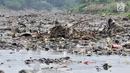 Tumpukkan sampah yang muncul di permukaan Kanal Banjir Barat, Jakarta, Selasa (16/7/2019). Kemarau sejak dua bulan terakhir ini menyebabkan sampah-sampah yang mengendap di dasar sungai muncul ke permukaan sehingga menimbulkan bau tak sedap. (merdeka.com/Iqbal S Nugroho)