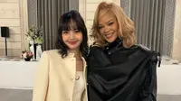 Lisa BLACKPINK dan Rihanna berpose bersama. (dok. Instagram @lalalalisa_m/https://www.instagram.com/p/C2qIz2pP09r/?img_index=1/Dinny Mutiah)