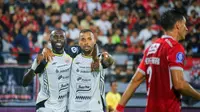 Pemain Persija Jakarta, Gustavo Almeida, melakukan selebrasi setelah mencetak gol ke gawang Bali United pada pekan ke-21 BRI Super League 2025/2026 di Stadion Kapten I Wayan Dipta, Minggu (15/2/2026) malam WIB. (Bola.com/Alit Binawan)