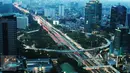 Pemandangan jembatan simpang susun semanggi saat petang, Jakarta, Selasa (21/3). Pengerjaan proyek Jembatan Simpang Susun Semanggi ditargetkan rampung Agustus 2017 mendatang. (Liputan6.com/Angga Yuniar)