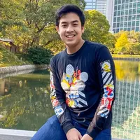 Melalui akun Instagram pribadinya, Jerome cukup sering terlihat berpenampilan casual. Ia pun sering memadupadankan penampilannya dengan celana denim yang dikenakan. (Liputan6.com/IG/@jeromepolin)