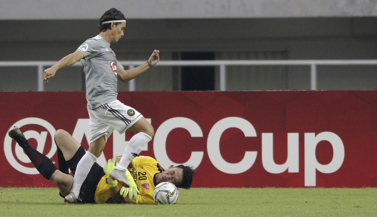Kiper PSM Makasar, Rivky Mokodompit, berusaha menyelamatkan gawangnya dari serangan pemain Kaya FC-Iloilo pada laga AFC Cup 2019 di Stadion Pakansari, Bogor, Selasa (2/4). Kedua tim bermain imbang 1-1. (Bola.com/Yoppy Renato)