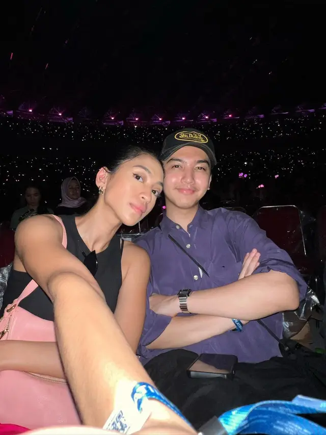6 Gaya Couple Seleb Muda Nonton Konser BLACKPINK, Ada Angga Yunanda dan Shenina Cinnamon