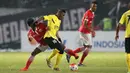 Pemain Persija, Ade Jantra (kiri), berebut bola dengan pemain Semen Padang, Vendry Ronaldo Mofu, dalam laga Torabika Soccer Championship 2016 presented by IM3 Ooredoo di Stadion Utama Gelora Bung Karno, Jakarta, Minggu (8/5/2016). (Bola.com/Arief Bagus)