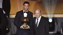 Penyerang Real Madrid Cristiano Ronaldo didampingi Presiden FIFA saat meraih penghargaan Ballon d'Or 2014 di Swiss, Senin (12/1/2015). (AFP PHOTO/Fabrice COFFRINI)