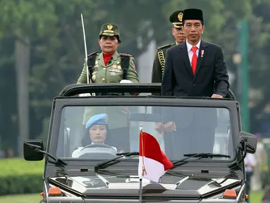 Presiden Joko Widodo (Jokowi) melakukan inspeksi pasukan saat apel bersama Wanita TNI, Polwan dan segenap wanita komponen bangsa di Lapangan Silang Monas, Jakarta, Rabu (25/4). Apel digelar guna memperingati Hari Kartini 2018. (Liputan6.com/Johan Tallo)