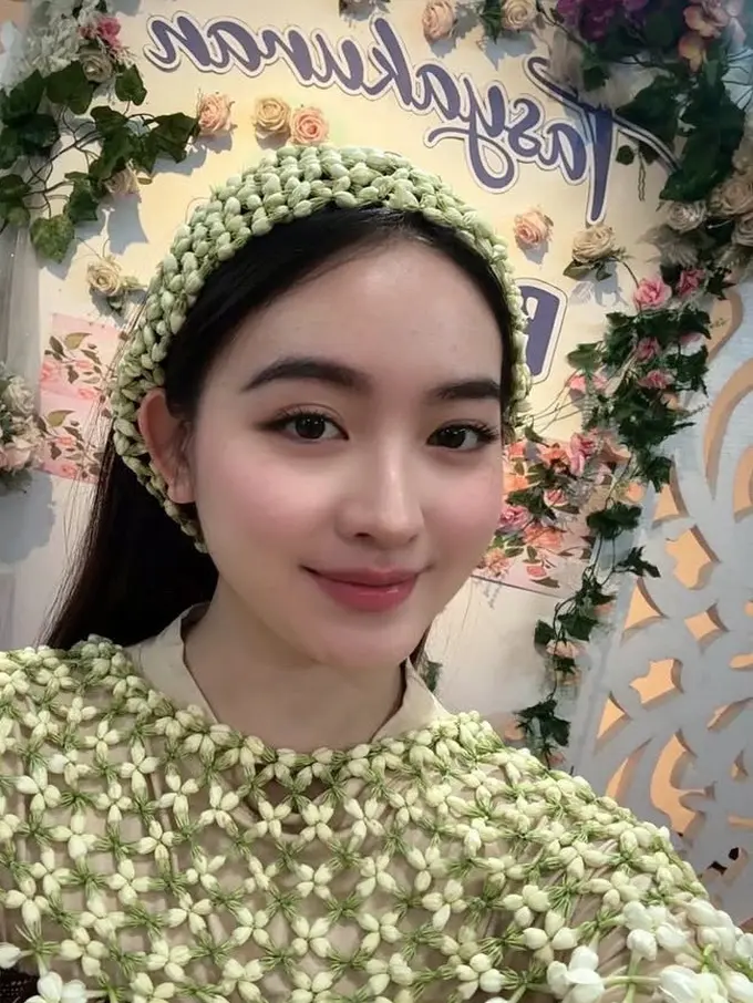 Natasha Wilona dengan Makeup Minimalis saat “Siraman” Tasyakuran 4 Bulanan