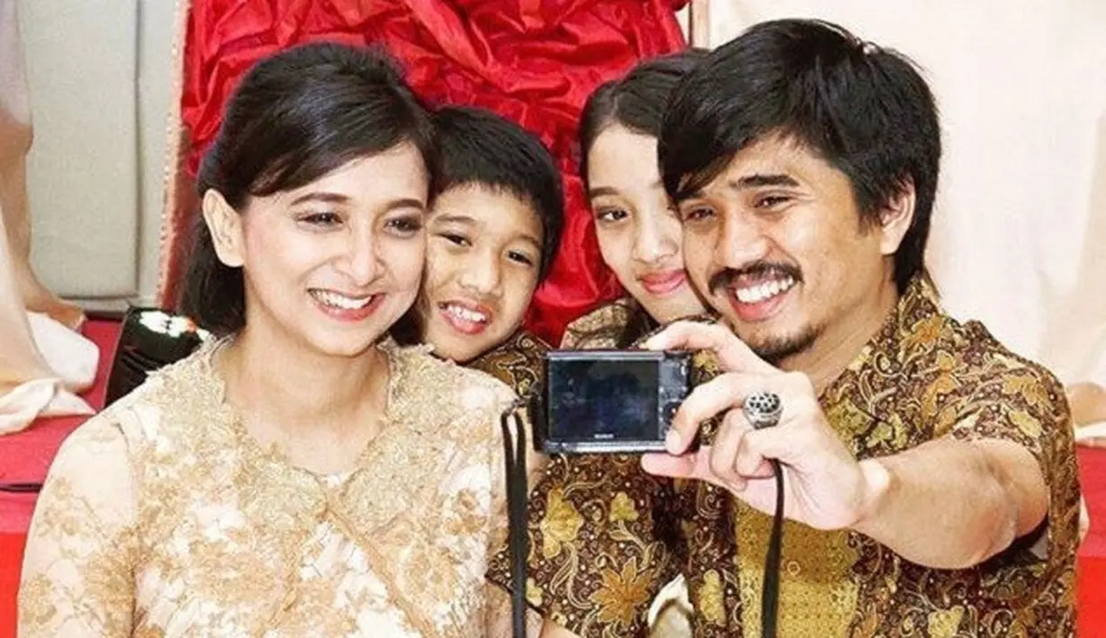 Duta Sheila On 7 dan Adelia Lontoh sudah menikah selama 15 tahun. Rumah tangga yang sudah dikaruniai 2 orang anak ini jauh dari kabar tak sedap. (Foto: instagram.com/duta507)