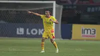 Pemain Bhayangkara FC, Evan Dimas saat melawan Persija Jakarta pada lanjutan Liga 1 2017 di Stadion Patriot Bekasi, Sabtu (12/11/2017). Bhayangkara kalah dari Persija 1-2. (Bola.com/Nicklas Hanoatubun)