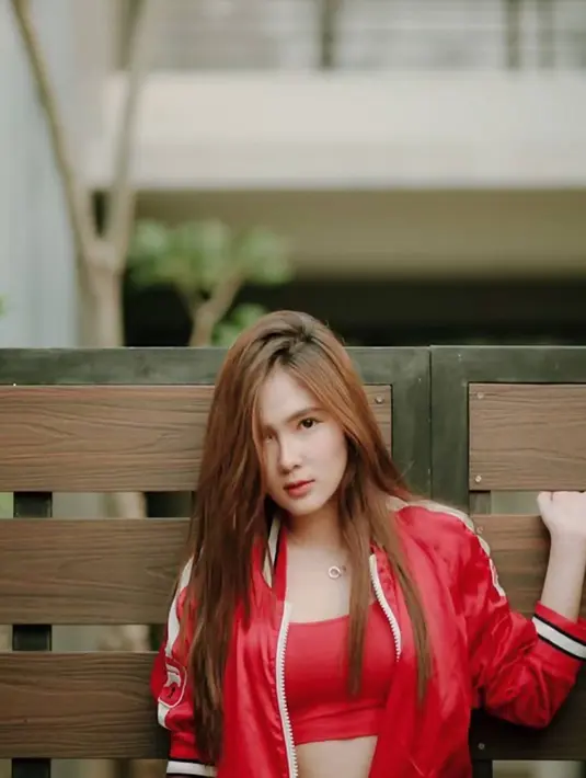 Di dunia layar lebar, Margaretha Lie salah satu sapaannya bermain dalam film Persahabatan Bagai Kepompong pada tahun 2021 sebagai Bemby. Tidak berhenti disitu saja, kini ia pun menjadi salah satu pemeran utama dalam sinetron baru berjudul Naluri Hati.
 (Liputan6.com/IG/@margarethalie)