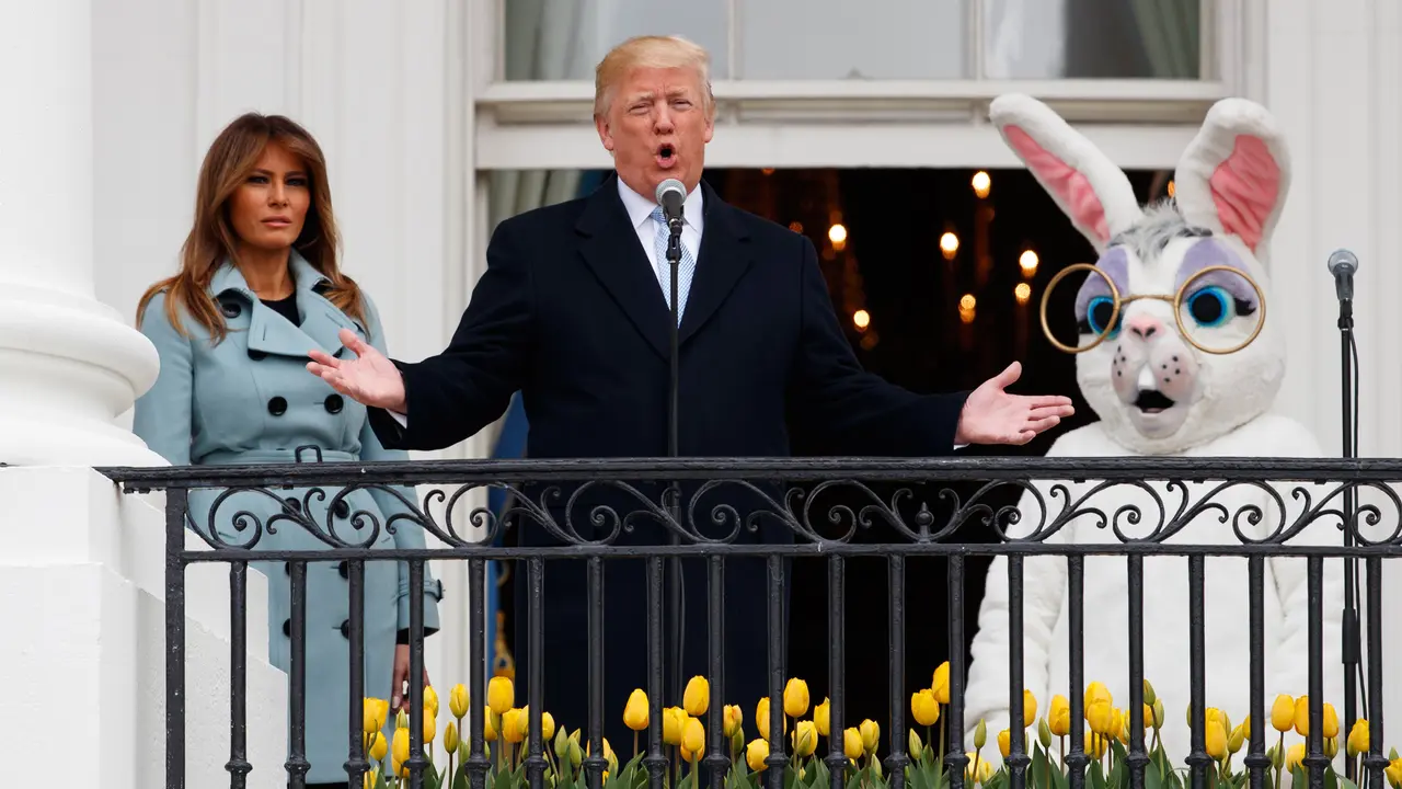 Ekspresi Donald Trump Bersama Badut Kelinci Saat Perayaan Paskah