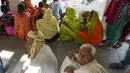<p>Sementara wilayah utara India yang terkenal dengan panas terik selama bulan-bulan pada musim panas, mencatat dengan suhu tertinggi mencapai 43,5 derajat Celcius. (AP Photo/Rajesh Kumar Singh)</p>