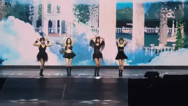 Penampilan Red Velvet dalam konsernya bertajuk R to V in Jakarta, Sabtu (20/5/2023). (Foto: Lanny Kusuma/Fimela)