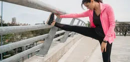 Primal movement mengajak tubuh kembali pada pola gerak dasar yang alami, seperti squat, lunge, mendorong, menarik, hingga berjalan. (Foto/Dok: Magnific)