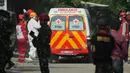 Saat kejadian, diketahui ada ratusan santri yang sedang menunaikan salat Ashar berjemaah di gedung yang masih dalam tahap pembangunan tersebut. (AP Photo/Achmad Ibrahim)