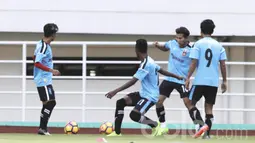 Pemain Timnas Myanmar menggelar latihan jelang pertandingan uji coba melawan Timnas Indonesia U-22. di Laga nanti Myanmar mewaspadai permainan cepat anak asuhan Luis Milla. (Bola.com/M iqbal Ichsan)