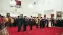 Suasana pengucapan sumpah jabatan saat pelantikan lima pimpinan KPK di Istana Negara, Jakarta, Senin (21/12/2015). Presiden Jokowi melantik lima pimpinan KPK periode 2015-2019. (Liputan6.com/Faizal Fanani)