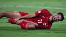 Jens Raven tampak kesakitan usai dirinya dijatuhkan oleh salah satu pemain Malaysia pada laga pemungkas Grup A Piala AFF U-23 2025, Senin (21/7/2025). (Bola.com/Abdul Aziz)