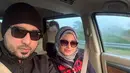 Rizal dan Sarah sering bepergian bersama naik mobil. Tampil kompak menggunakan kacamata hitam.(Instagram.com/rizaldjibran_)