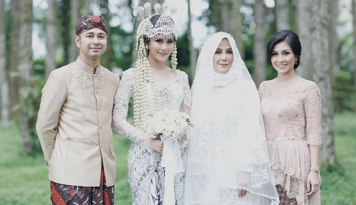 Kebahagian semakin dirasakan Syahnaz lantaran dim omen bersejarahnya ini ia ditemani sang ibunda, Amy Qanita dan kedua kakaknya, Raffi Ahmad dan Nisya Ahmad. Seperti yang diketahui, ayahnya telah meninggal dunia. (Instagram/cafeduchocolatcorp)