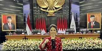 Penyanyi Tina Toon resmi dilantik menjadi anggota DPRD untuk kedua kalinya usai memperoleh suara tertinggi di Pileg DPRD Dapil DKI Jakarta II. [@tinatoon101].