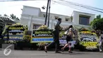Karangan bunga dari sejumlah tokoh tampak memenuhi jalan di sekitar rumah duka almarhum Adnan Buyung di kawasan Lebak Bulus, Jakarta, Rabu (23/9/2015). Adnan Buyung meninggal dunia di Rumah Sakit Pondok Indah pukul 10.15 WIB. (Liputan6.com/Helmi Afandi)