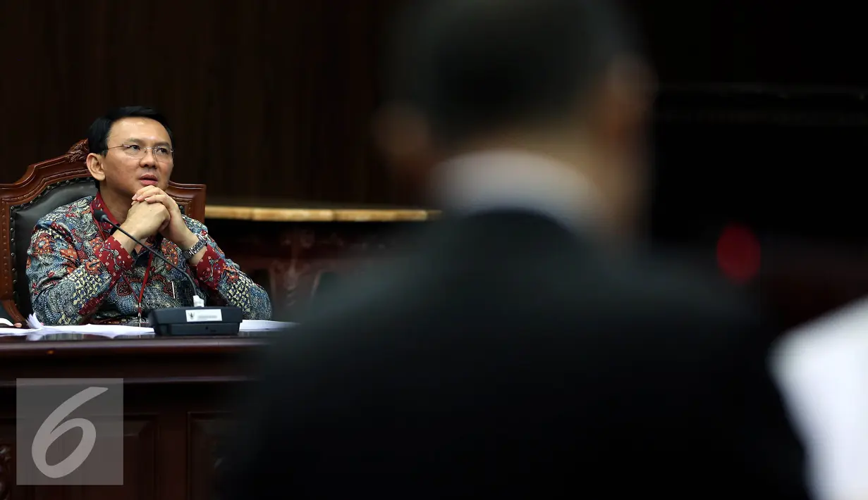 Gubernur DKI Jakarta, Basuki T Purnama saat mengikuti sidang lanjutan di MK, Jakarta, Senin (5/9). Ahok menjalani Sidang Lanjutan dengan agenda mendengarkan keterangan Presiden dan DPR. (Liputan6.com/Johan Tallo)
