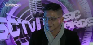 Pasha Ungu tak kuasa menahan air matanya di atas panggung SCTV Awards 2016. Memberi kejutan kepada Onci, Enda, Makki, Rowman dan rekan duetnya, Rossa saat tampil di SCTV Music Awards 2016.