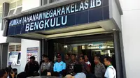 Aparat kepolisian bersiaga di Rutan Malabero, Kota Bengkulu, usai bentrok antar tahanan pada Jumat (7/7/2017) pagi. (Liputan6.com/Yuliardi Hardjo Putro)