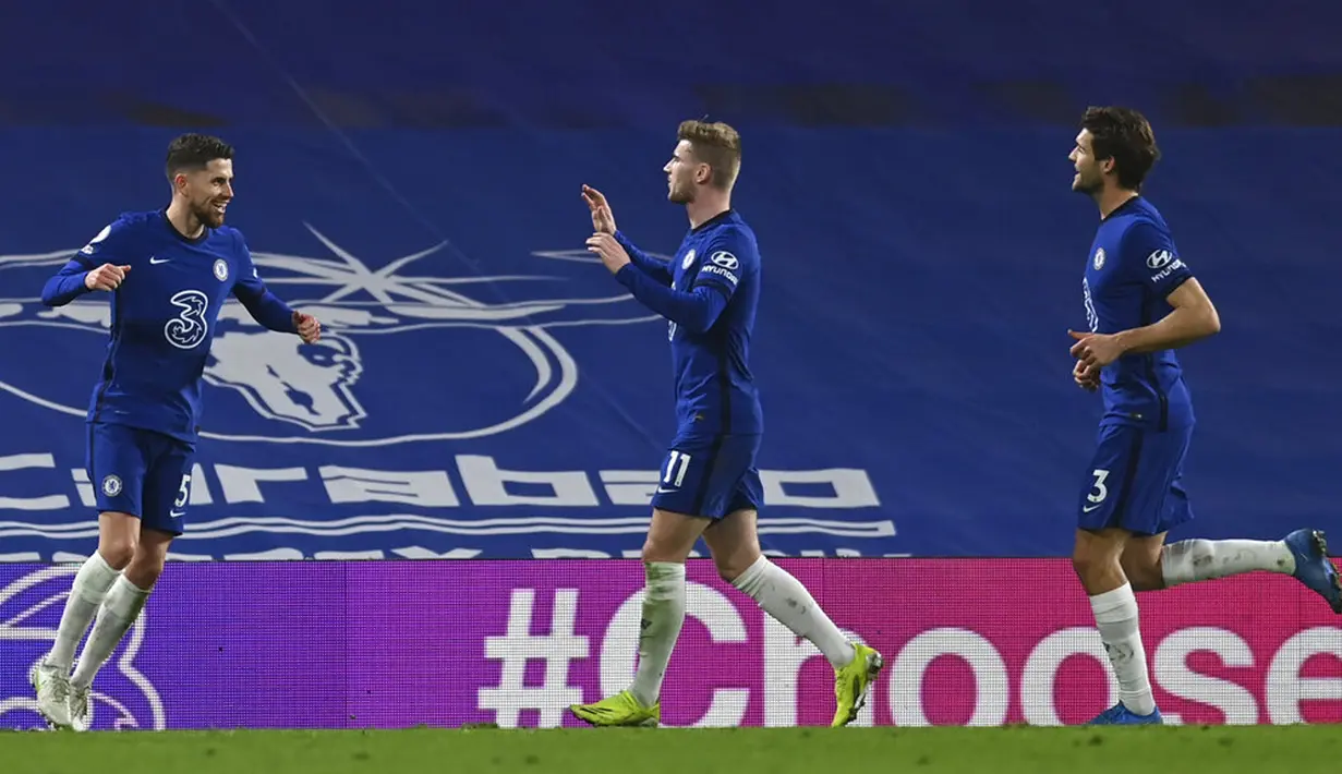 Pemain Chelsea Jorginho (kiri) melakukan selebrasi usai mencetak gol ke gawang Everton pada pertandingan Liga Inggris di Stadion Stamford Bridge, London, Inggris, Senin (8/3/2021). Chelsea menang 2-0. (Glyn Kirk/Pool via AP)