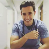 Ladies, dokter tertampan sedunia bernama Mikhail Varshavski ini tengah mencari jodoh lewat Instagram miliknya. Mau ikutan?