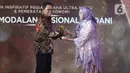 Pemimpin Redaksi Liputan6.com Irna Gustiawati saat saat memberikan penghargaan kepada perwakilan PT.
Permodalan Nasional Madani dalam Anugrah Inspiratif Liputan6.com di Jakarta, Sabtu (8/7/2023). PT.
Permodalan Nasional Madani mendapatkan penghargan kategori BUMN Inspiratif pegiat usaha ultra mikro dan pemeratan ekonomi. (Liputan6.com/Angga Yuniar)