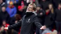 Ekspresi pelatih Liverpool, Jurgen Klopp saat menyaksikan timnya melawan Wolverhampton pada laga Piala FA putaran keempat di Anfield, Liverpool (28/1/2017). Liverpoool kalah 1-2. (Peter Byrne/PA via AP)