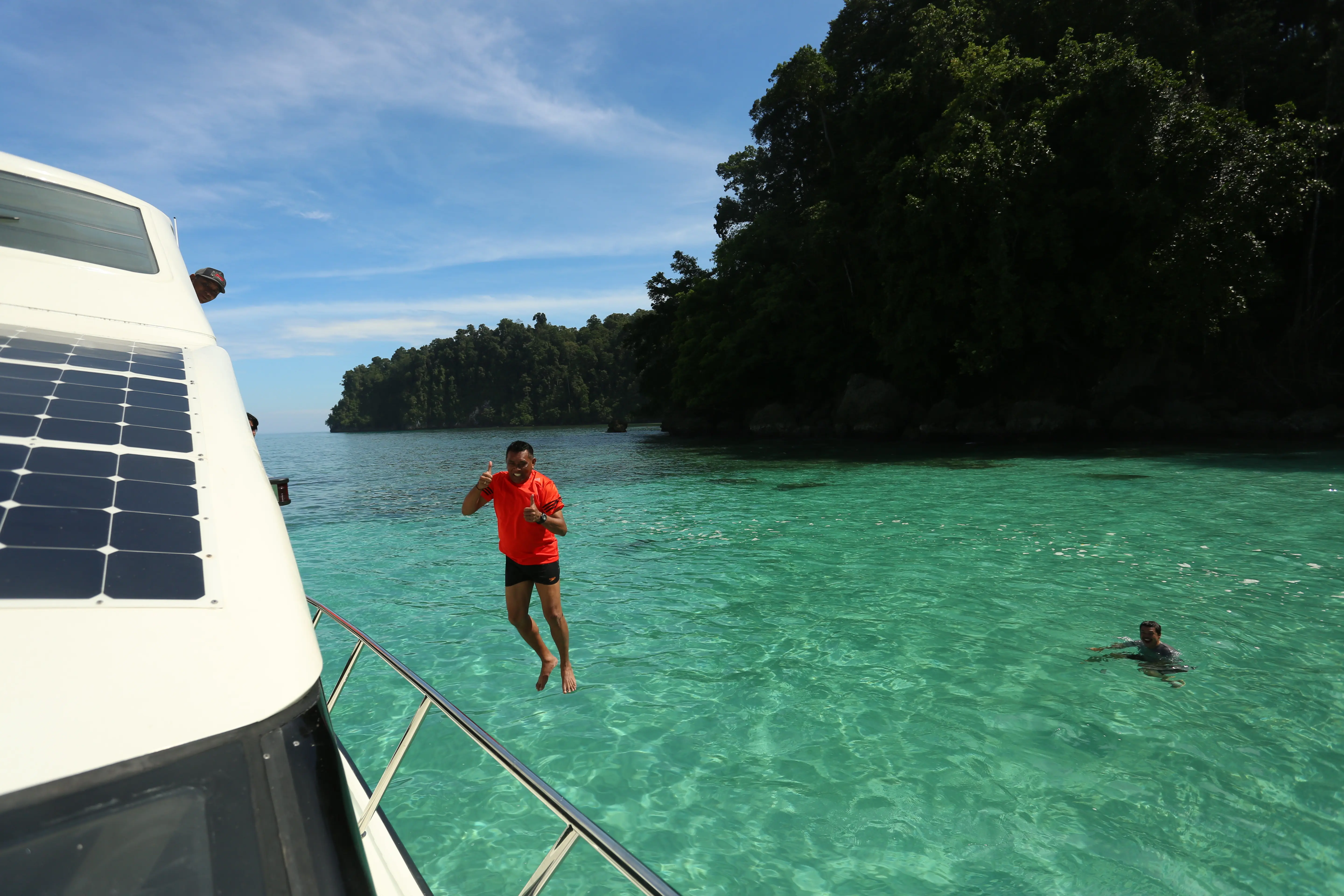 Bermain air di Air Terjun Kiti Kiti, Kabupaten Kaimana, Papua Barat. (Bintang.com/Ruben Silitonga)