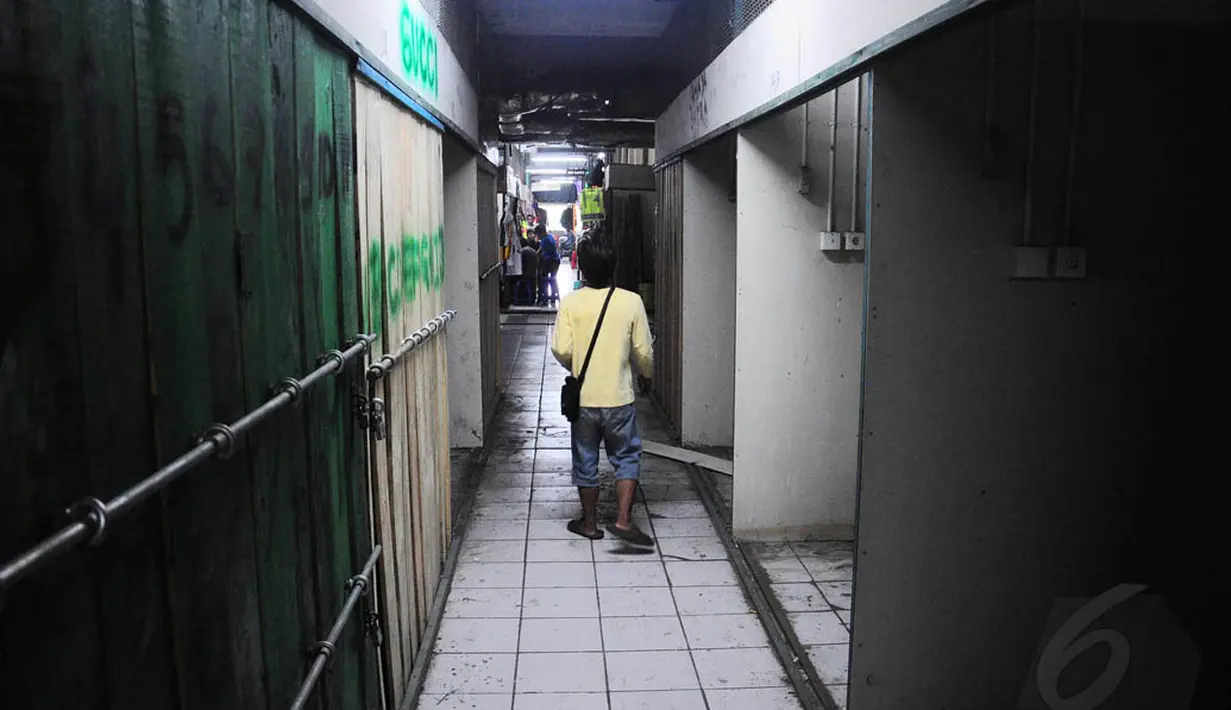 Beberapa kios sementara Blok V Pasar Senen terlihat dibiarkan kosong, Jakarta, Selasa (24/6/14). (Liputan6.com/Faizal Fanani)