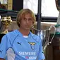 3. Gaizka Mendieta (Lazio) – Tawaran harga selangit dari Lazio, yakni 45 juta euro membuat Valencia dengan berat hati melepas pemain andalannya. Gelandang yang menghabiskan sembilan musim di Los Che ini tampil melempem di Serie A. (EPA/Michele Ricci)