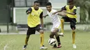 Pemain SSB Galunggung FC menghindari penjagaan pemain SSB Tulehu Putra pada semifinal turnamen Liga Remaja UC News di Lapangan Masariku Yonif 733, Ambon, Rabu (29/11/2017). (Bola.com/Peksi Cahyo)