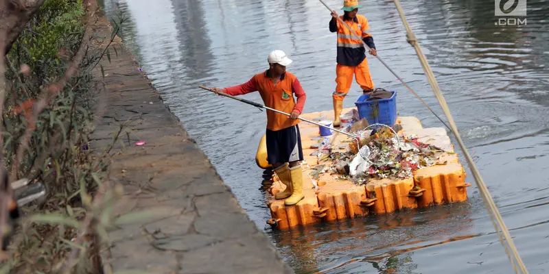 Menjaga Kebersihan Anak Kali Ciliwung