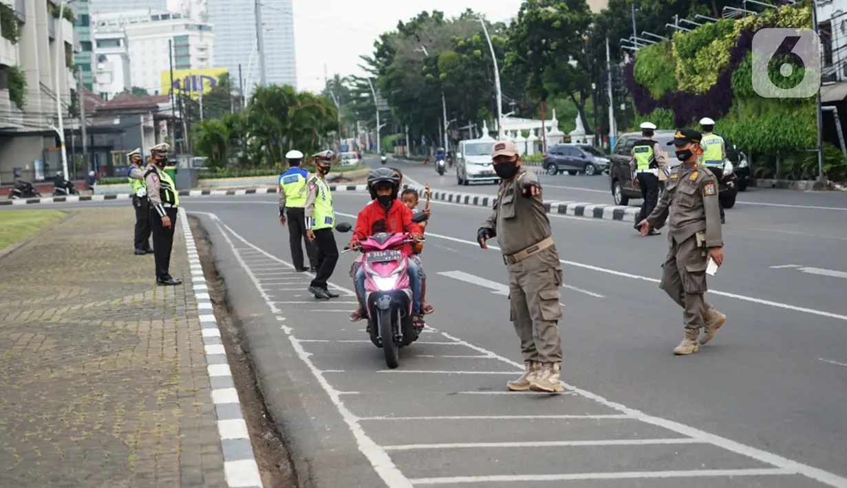 Petugas gabungan menggelar Operasi Yustisi Protokol Covid-19 di kawasan Tugu Tani, Jakarta, Senin (14/9/2020). Operasi tersebut digelar sebagai langkah untuk menekan penyebaran Covid-19 di masa PSBB Jakarta. (Liputa6.com/Immanuel Antonius)