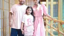 Tidak ketinggalan, sang suami, Ibnu Jamil, turut berpartisipasi dalam tema serba pink dengan mengenakan kemeja panjang berwarna baby pink yang simpel namun tetap menarik. Ia memadukannya dengan celana panjang warna beige menciptakan tampilan santai namun tetap harmonis dengan tema keluarga.  [@ririnekawati].