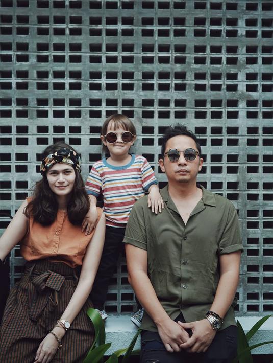 Nampak kompak banget kan keluarga ini. Lihat saja gaya foto mereka yang ini. Bersama Bjorka yang sudah lihai bergaya di depan kamera. Gayanya nampak kocak sekali.  (Liputan6.com/IG/ringgoagus)