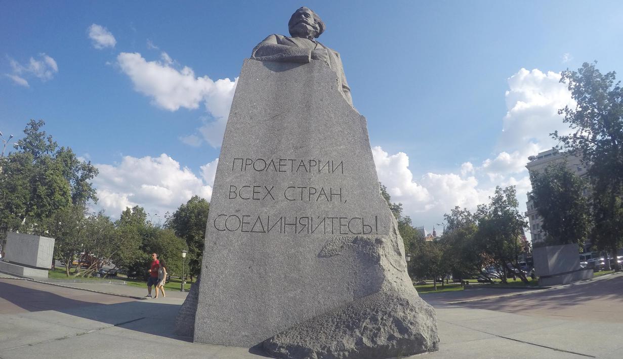 Tampak Monumen Karl Marx di Moskow, Rusia. (Bola.com/Okie Prabhowo)