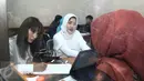 Kirana Larasati ditemani sang bunda di Pengadilan Agama Jakarta Selatan, Kamis (13/4). Kirana mengaku ke Pengadilan Agama Jakarta Selatan untuk konsultasi permasalahan rumah tangga. (Liputan6.com/Herman Zakharia)
